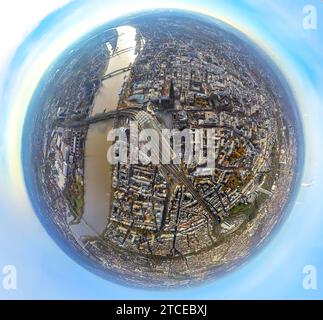 Luftbild, Fluss Rhein und Ausflugsschiffe mit Hohenzollernbrücke und Deutzer Brücke, Mitte City und Altstadt mit dem Kölner Dom und dem Hauptbahnhof Hbf, umgeben von herbstlichen Laubbäumen, Erdkugel, Fisheye Aufnahme, Fischaugen Aufnahme, 360 Grad Aufnahme, piccolo mondo, piccolo pianeta, fisheye Bild, Altstadt, Köln, Renania, Nordrhein-Westfalen, Deutschland ACHTUNGxMINDESTHONORARx60xEURO *** Vista aerea, fiume Reno e barche per escursioni con ponte Hohenzollern e ponte Deutzer, centro città e città vecchia con la Cattedrale di Colonia e la stazione principale Hbf, circondati da alberi decidui autunnali Foto Stock