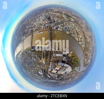 Luftbild, Fluss Rhein und Ausflugsschiffe mit Hohenzollernbrücke und Deutzer Brücke, Mitte City und Altstadt mit dem Kölner Dom und dem Hauptbahnhof Hbf, umgeben von herbstlichen Laubbäumen, Erdkugel, Fisheye Aufnahme, Fischaugen Aufnahme, 360 Grad Aufnahme, piccolo mondo, piccolo pianeta, fisheye Bild, Altstadt, Köln, Renania, Nordrhein-Westfalen, Deutschland ACHTUNGxMINDESTHONORARx60xEURO *** Vista aerea, fiume Reno e barche per escursioni con ponte Hohenzollern e ponte Deutzer, centro città e città vecchia con la Cattedrale di Colonia e la stazione principale Hbf, circondati da alberi decidui autunnali Foto Stock