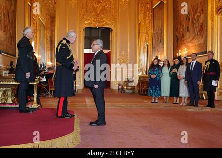 Nooralhaq Nasimi, di Hounslow, fondatore, Afghanistan e Associazione dell'Asia centrale, è nominato membro dell'ordine dell'Impero britannico da re Carlo III al Castello di Windsor, nel Berkshire. L'onore riconosce i servizi ai rifugiati. Data immagine: Martedì 12 dicembre 2023. Foto Stock