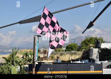 Bandiera sventolante della città siciliana di Palermo, motivo a scacchi nero e rosa Foto Stock