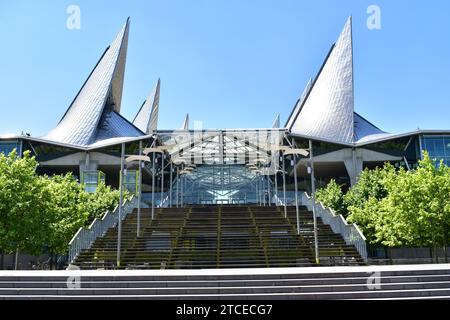 Ampia scalinata che conduce all'entrata frontale del moderno edificio in vetro del tribunale federale di Anversa Foto Stock