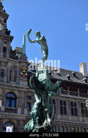 Primo piano della statua di Brabo che lancia la mano del gigante, che è anche una fontana sulla piazza Grote Markt nel centro della città di Anversa Foto Stock