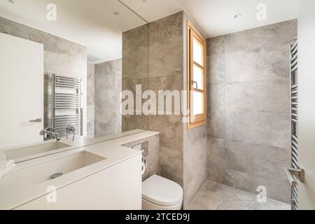 Completamente accessoriata con articoli sanitari, bagno con specchio Foto Stock