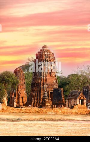 Rovine dell'antico shikhara buddista, dagoba, stupa nel sud della Thailandia, Ayutthaya. L'antica capitale del regno di Ayutthaya, che precedette sia Foto Stock