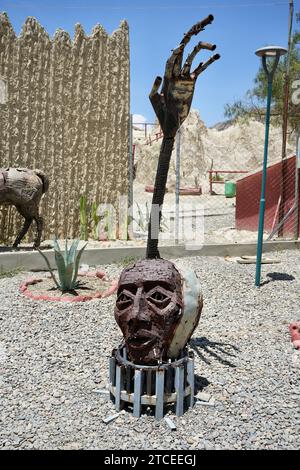 Sculture in metallo con cactus a Valle de la Luna, o Killa Qhichwa (Valle della Luna). La Paz, Bolivia, 10 ottobre 2023. Foto Stock