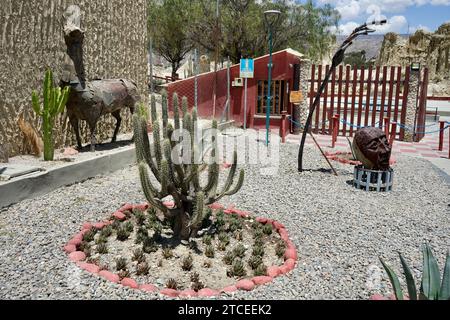 Sculture in metallo con cactus a Valle de la Luna, o Killa Qhichwa (Valle della Luna). La Paz, Bolivia, 10 ottobre 2023. Foto Stock