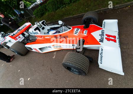 La McLaren Cosworth M23D di James Hunt nel 1976 al Goodwood Festival of Speed del 2016 celebrando il quarantesimo anno della vittoria del suo titolo nel Gran Premio di Formula 1 Foto Stock