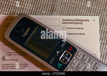 Krankschreibung per Telefon *** nota malata per telefono Copyright: XLobeca/RHx Credit: Imago/Alamy Live News Foto Stock