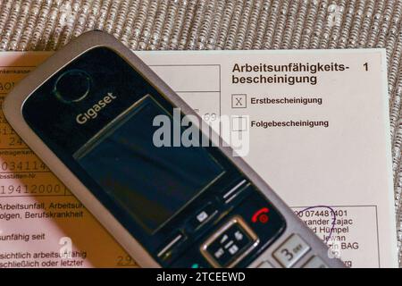 Krankschreibung per Telefon *** nota malata per telefono Copyright: XLobeca/RHx Credit: Imago/Alamy Live News Foto Stock