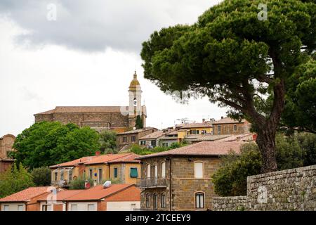 Skyline di Montalcino, città medievale in Toscana, Italia Foto Stock