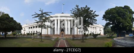 Assemblea legislativa del Bengala Occidentale o edificio Paschim Banga Vidhan Sabha. Facciata sud. Calcutta, Bengala Occidentale, India. Foto Stock