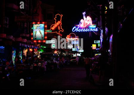 Pattaya, Thailandia - 16 febbraio 2009: Pattaya Soi 13/4, conosciuto anche come Pattayaland 2, è uno dei più famosi Soi nel quartiere a luci rosse di Pattay Foto Stock