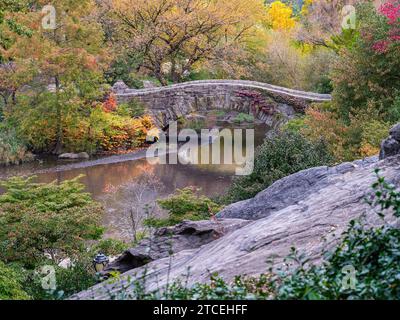 Gapstow Bridge sul laghetto in Autumn Central Park, Manhattan, New York City Foto Stock