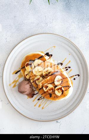 pancake con gelato e salsa al cioccolato Foto Stock