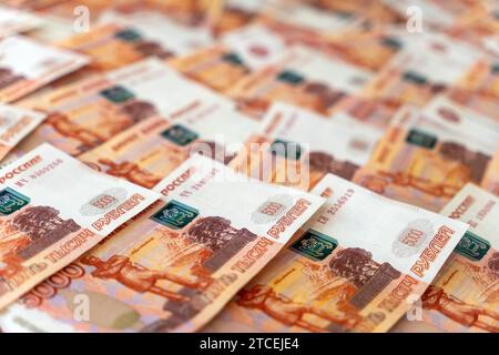 Sfondo di cinquemila banconote rubli russi, un milione di denaro contante. Vista dall'alto di molte banconote sparse 5000 banconote in rublo sul tavolo. Scambio Foto Stock