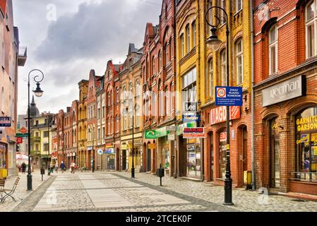 Case in mattoni smaltati nella strada pedonale di Lębork, Pomorskie, Polonia Foto Stock