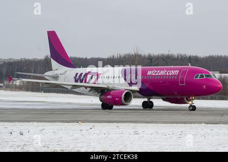 WizzAir Airbus A320 della compagnia aerea ungherese low-cost rullando per il decollo dalla nevosa Leopoli Foto Stock