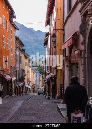 Brianza, Francia - 19 ottobre 2012 - strada nella città vecchia. Foto Stock