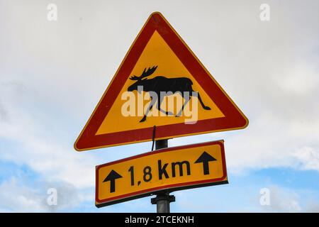 Achtung Elche , Warnschild auf einer Landstrasse Richtung Fiskars in Finnland. Grob geschaetzt liegt der Bestand bei 130,000 Tieren, immer wieder kommt es zu Zusammenstoessen mit den imposanten Tieren. Foto: Winfried Rothermel *** attenzione alce, segnale di avvertimento su una strada di campagna verso Fiskars in Finlandia la popolazione è approssimativamente stimata a 130.000 animali, e le collisioni con questi imponenti animali si verificano più volte foto Winfried Rothermel Foto Stock