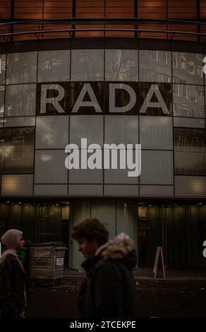 I cartelli raccontano storie sulle strade invernali di Londra. Questa immagine cattura la segnaletica variegata e vibrante che aggiunge carattere al paesaggio urbano della città Foto Stock