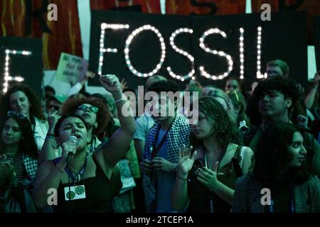 Dubai, Emirati Arabi Uniti. 12 dicembre 2023. La gente partecipa a una protesta. La Conferenza mondiale sul clima è divenuta più lunga dopo una tempesta di proteste contro un progetto di testo finale. Credito: Hannes P. Albert/dpa/Alamy Live News Foto Stock