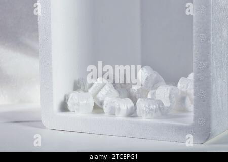 Scatola con schiuma bianca per proteggere il prodotto , prodotto per la spedizione della cura , Foto Stock