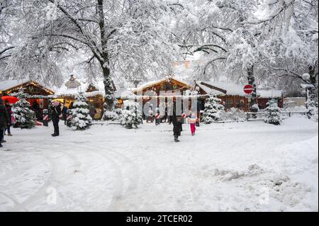 Muenchen, Haidhausen, der Haidhauser Weihnachtsmarkt am Weissenburger Platz, Schnee *** Monaco di Baviera, Haidhausen, il mercato di Natale di Haidhausen sulla Weissenburger Platz, neve Foto Stock