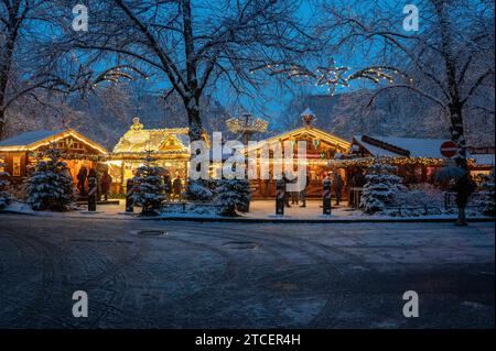 Muenchen, Haidhausen, der Haidhauser Weihnachtsmarkt am Weissenburger Platz, endlich Schnee *** Monaco di Baviera, Haidhausen, il mercato di Natale di Haidhausen su Weissenburger Platz, finalmente neve Foto Stock