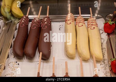 Muenchen, Haidhausen, der Haidhauser Weihnachtsmarkt am Weissenburger Platz, Schockobanen *** Monaco, Haidhausen, il mercato di Natale di Haidhausen sulla Weissenburger Platz, banane scioccanti Foto Stock