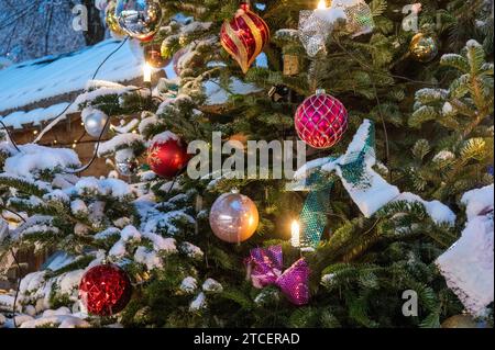 Muenchen, Haidhausen, der Haidhauser Weihnachtsmarkt am Weissenburger Platz, Weihnachtliche Dekoration *** Monaco di Baviera, Haidhausen, il mercato di Natale di Haidhausen su Weissenburger Platz, decorazioni natalizie Foto Stock