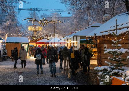 Muenchen, Haidhausen, der Haidhauser Weihnachtsmarkt am Weissenburger Platz, Schnee *** Monaco di Baviera, Haidhausen, il mercato di Natale di Haidhausen sulla Weissenburger Platz, neve Foto Stock