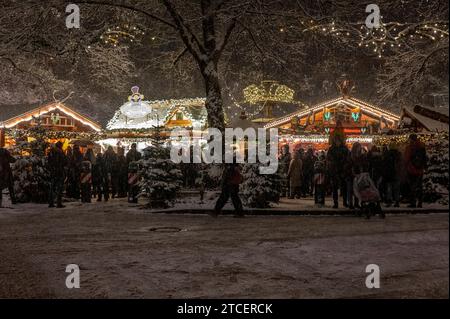 Muenchen, Haidhausen, der Haidhauser Weihnachtsmarkt am Weissenburger Platz, Schnee, **** Monaco di Baviera, Haidhausen, il mercato di Natale di Haidhausen sulla Weissenburger Platz, neve, Foto Stock