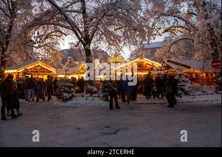 Muenchen, Haidhausen, der Haidhauser Weihnachtsmarkt am Weissenburger Platz, Schnee *** Monaco di Baviera, Haidhausen, il mercato di Natale di Haidhausen sulla Weissenburger Platz, neve Foto Stock