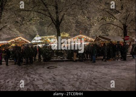 Muenchen, Haidhausen, der Haidhauser Weihnachtsmarkt am Weissenburger Platz, Schnee *** Monaco di Baviera, Haidhausen, il mercato di Natale di Haidhausen sulla Weissenburger Platz, neve Foto Stock