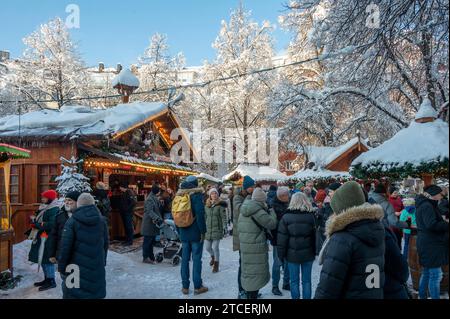 Muenchen, Haidhausen, der Haidhauser Weihnachtsmarkt am Weissenburger Platz, Schnee, S *** Monaco di Baviera, Haidhausen, il mercato di Natale di Haidhausen su Weissenburger Platz, Snow, S Foto Stock