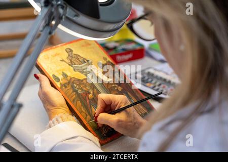 Città del Vaticano, Vaticano. 11 dicembre 2023. Un restauratore lavora su un'opera d'arte presso il "laboratorio di restauro dei materiali di pittura e legno" all'interno dei Musei Vaticani. "Oltre la superficie: Lo sguardo del restauratore" è il titolo dell'iniziativa espositiva con la quale i Musei Vaticani celebrano il centenario della fondazione del "laboratorio di restauro dei materiali di pittura e legno". (Foto di Stefano Costantino/SOPA Images/Sipa USA) credito: SIPA USA/Alamy Live News Foto Stock