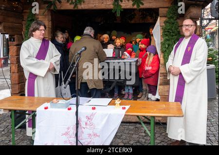 Muenchen, Haidhausen, der Haidhauser Weihnachtsmarkt am Weissenburger Platz, Adventlicher Gottesdienst mit Pfarrer Macel Weber und Diakon Guenter Bacher und dem Kinderchor unter der leitung von Stefan Ludwig **** Monaco di Baviera, Haidhausen, il mercato di Natale Haidhausen sulla Weissenburger Platz, servizio dell'avvento con il pastore Macel Weber e il diacono Guenter Bacher e il coro per bambini sotto la direzione di Stefan Ludwig Foto Stock