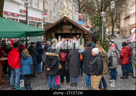 Muenchen, Haidhausen, der Haidhauser Weihnachtsmarkt am Weissenburger Platz, Adventlicher Gottesdienst mit Pfarrer Macel Weber und Diakon Guenter Bacher und dem Kinderchor unter der leitung von Stefan Ludwig **** Monaco di Baviera, Haidhausen, il mercato di Natale Haidhausen sulla Weissenburger Platz, servizio dell'avvento con il pastore Macel Weber e il diacono Guenter Bacher e il coro per bambini sotto la direzione di Stefan Ludwig Foto Stock