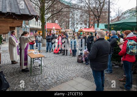 Muenchen, Haidhausen, der Haidhauser Weihnachtsmarkt am Weissenburger Platz, Adventlicher Gottesdienst mit Pfarrer Macel Weber und Diakon Guenter Bacher und dem Kinderchor unter der leitung von Stefan Ludwig **** Monaco di Baviera, Haidhausen, il mercato di Natale Haidhausen sulla Weissenburger Platz, servizio dell'avvento con il pastore Macel Weber e il diacono Guenter Bacher e il coro per bambini sotto la direzione di Stefan Ludwig Foto Stock