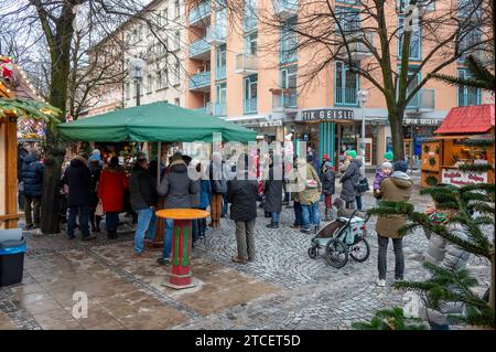 Muenchen, Haidhausen, der Haidhauser Weihnachtsmarkt am Weissenburger Platz, Adventlicher Gottesdienst mit Pfarrer Macel Weber und Diakon Guenter Bacher und dem Kinderchor unter der leitung von Stefan Ludwig **** Monaco di Baviera, Haidhausen, il mercato di Natale Haidhausen sulla Weissenburger Platz, servizio dell'avvento con il pastore Macel Weber e il diacono Guenter Bacher e il coro per bambini sotto la direzione di Stefan Ludwig Foto Stock