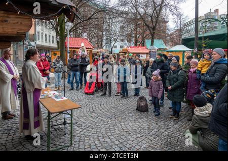 Muenchen, Haidhausen, der Haidhauser Weihnachtsmarkt am Weissenburger Platz, Adventlicher Gottesdienst mit Pfarrer Macel Weber und Diakon Guenter Bacher und dem Kinderchor unter der leitung von Stefan Ludwig **** Monaco di Baviera, Haidhausen, il mercato di Natale Haidhausen sulla Weissenburger Platz, servizio dell'avvento con il pastore Macel Weber e il diacono Guenter Bacher e il coro per bambini sotto la direzione di Stefan Ludwig Foto Stock