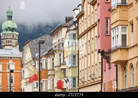 Pittoreschi edifici multicolori nel centro di Innsbruck. Altstadt. Austria Foto Stock