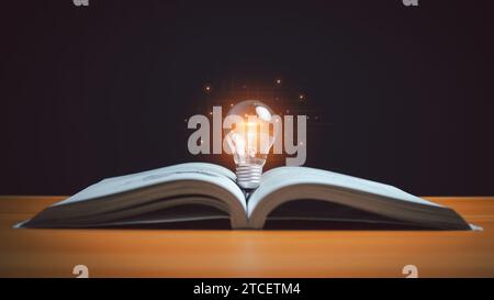 Conoscenza didattica e idee di educazione aziendale, lampadina luminosa accesa su un libro, ispirazione dal concetto di lettura, autoapprendimento, conoscenza e ricerca Foto Stock