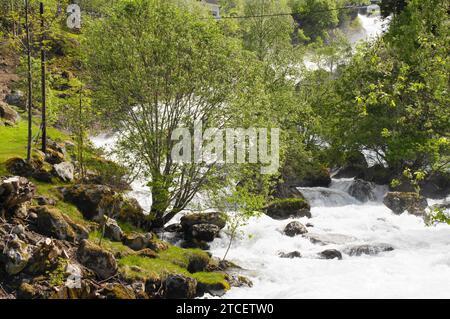 Cascate nel villaggio di Geiranger nella regione di Sunnmøre nella contea di Møre og Romsdal, Norvegia Foto Stock