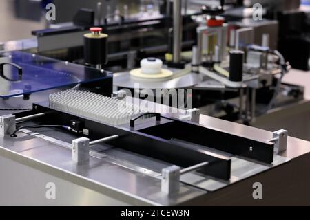 Fiale di vetro per iniezione medica sulla linea di trasporto di produzione in fabbrica farmaceutica. Messa a fuoco selettiva. Foto Stock