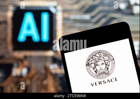 Cina. 10 novembre 2023. In questa foto, il logo dell'azienda italiana di moda di lusso Versace è visibile su uno smartphone con un chip di intelligenza artificiale (ai) e un simbolo sullo sfondo. Credito: SOPA Images Limited/Alamy Live News Foto Stock