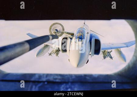 Scansione vetrino di archivio. Royal Air Force McDonnell Douglas Phantom FGR2, durante il rifornimento aria-aria da una cisterna C130 Hercules. 1989 Isole Falkland. Foto Stock