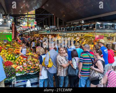 Mercato pubblico la Boqueria. La Rambla, 91, 08001 Barcellona, Spagna. Famoso mercato pubblico coperto con carne, prodotti freschi, formaggio e altri alimenti in un l Foto Stock