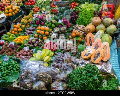 Mercato pubblico la Boqueria. La Rambla, 91, 08001 Barcellona, Spagna. Famoso mercato pubblico coperto con carne, prodotti freschi, formaggio e altri alimenti in un l Foto Stock