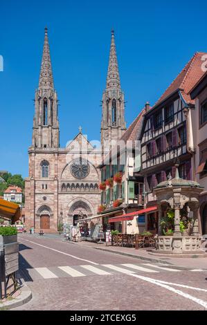 Facciata principale della Chiesa dei Santi Pietro e Paolo, Obernai, Alsazia, Francia, Europa Foto Stock
